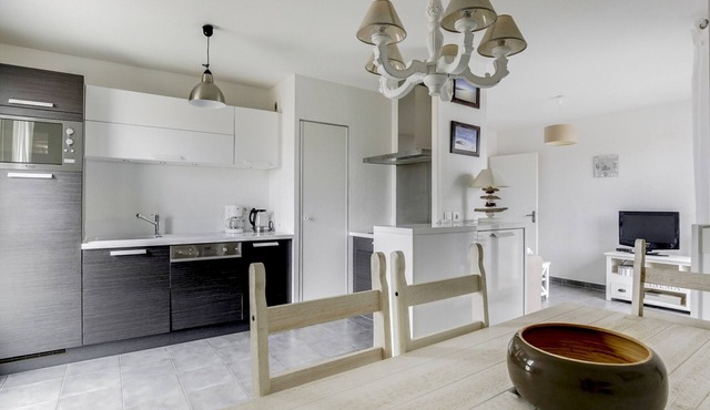 Biscarrosse Beach: Modern 2-BR Apt, Near Center, Walk to Ocean, Parking, Terrace in Biscarrosse Plage