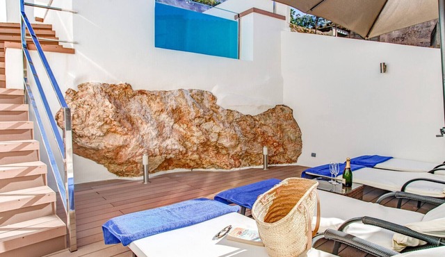 Boutique townhouse, modern, pool, WiFi