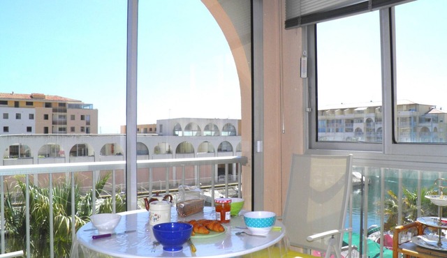 Bright 2-room flat with loggia and parking in Sète in Sète