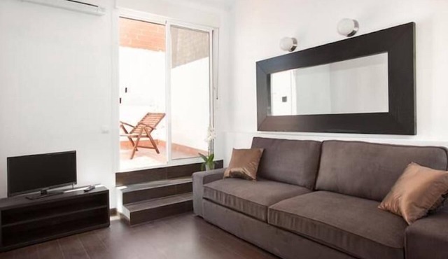 Bright classic penthouse with terrace by Sagrada Familia wit