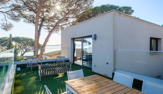 Bright duplex, roof terrace, sea view, beach in front of Golfe de Saint Tropez in Grimaud