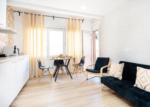 Bright Renovated 2BR- Balcony- Beach 10' Walk - Barcelona 25' Train