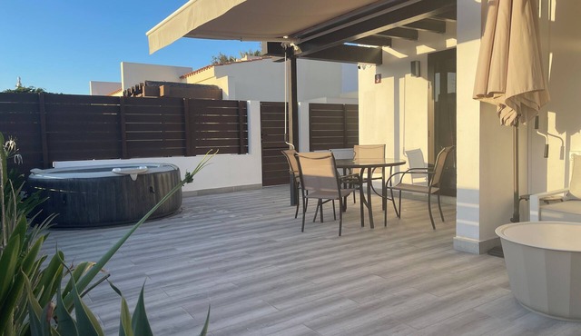Bungalow with jacuzzi in Maspalomas, private garden