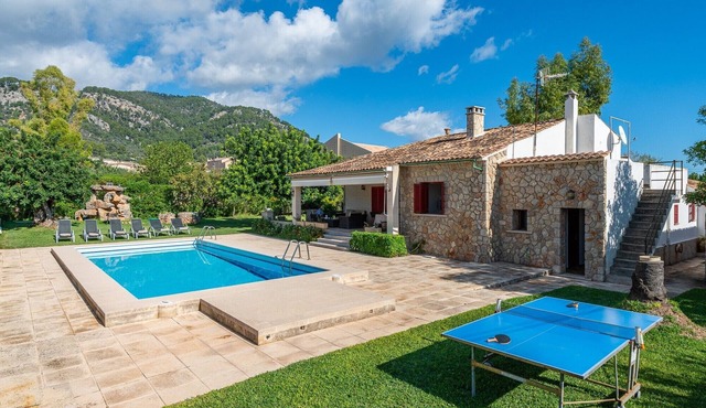 Can Calistro: Rural Villa with Private Tennis Court