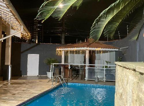 Casa 100mtrs do mar com piscina aquecida in Solemar