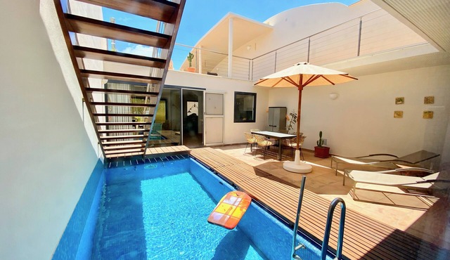 Casa Barbara, private pool, internet, close to the ocean, sheltered courtyard/patio