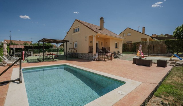 Casa Rural El Robledal with Private Pool near Segovia & Madrid, Sleeps 8