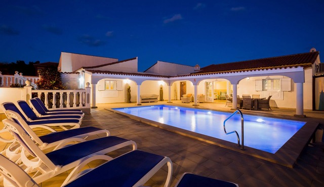 Casa Suenos, 4 bedrooms 3 Bathrooms & Air Conditioning