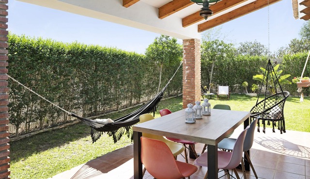 "Casa Zahomar" with Shared Pool, Wi-Fi, Balcony & Private Garden; Parking Available, Pets Allowed
