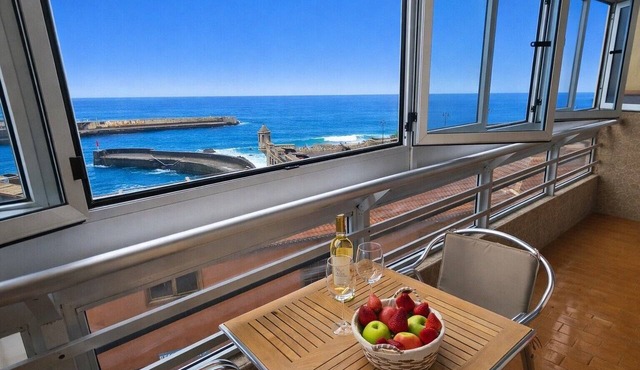 Central Apartment by the Sea, Near Plaza del Charco, Private Terrace & Wi-Fi