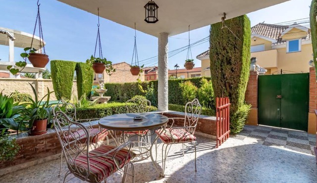 Chalet acogedor con piscina muy cerca de Granada