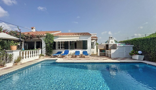 Chalet 'Villa Jones' with Private Pool, Private Garden and Terrace and Wi-Fi