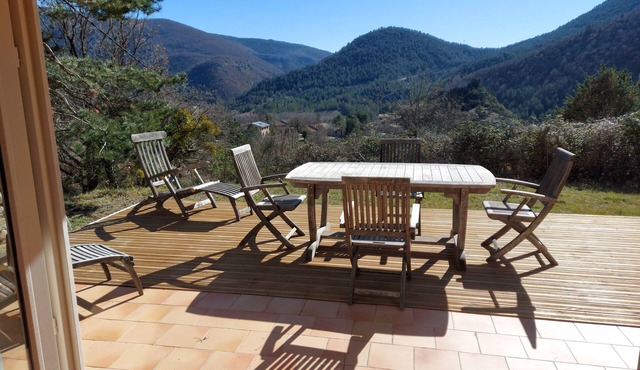Charmante Maison Avec vue et Jardin en Pleine Nature, Proche des Commodités in Reilhanette