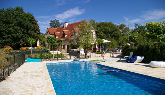 Charming air-conditioned house with heated fenced swimming pool and large garden in Espédaillac