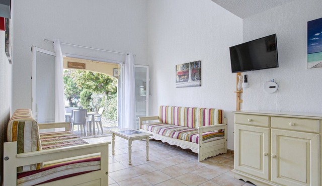 Charming villa with garden for 6 pers in Homps