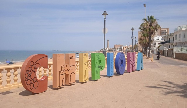 Chipiona Centro y Playa Apartment with Private Terrace, Balcony, and Wi-Fi in Chipiona