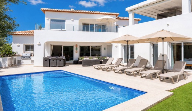 Colina - modern 3 bedroom villa close to town/beaches