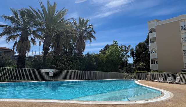 Comfortable central apartment, swimming pool, air conditioning, terrace, parking in Hyères