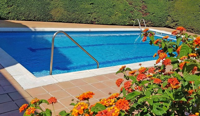 Con piscina en residencia muy tranquila