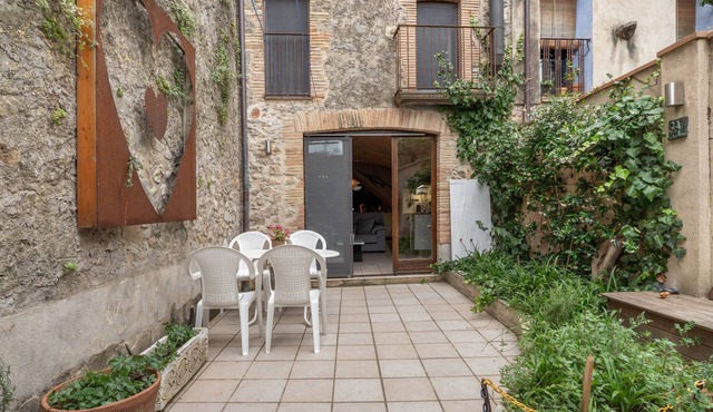 Costa Brava Can Chris Apartment with Private Garden and Wi-Fi