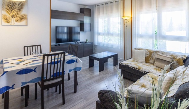 Cosy Apartment in Town, 800m from Port Beach - A/C, Dishwasher, Near Main Square