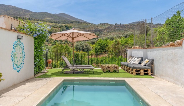 Country House 'Casa Con Vistas A Sierra Nevada' with Mountain Views, Wi-Fi & Air Conditioning