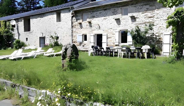 Country House 'Gîte Proche De La Salvetat' with Shared Garden and Wi-Fi in Le Soulié