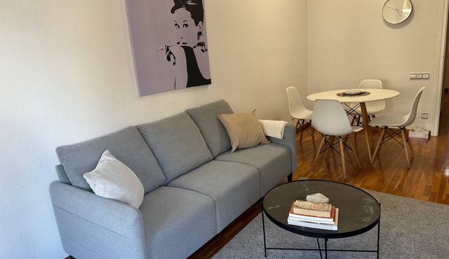 Cozy 3 bedroom apartment steps from Sagrada Familia