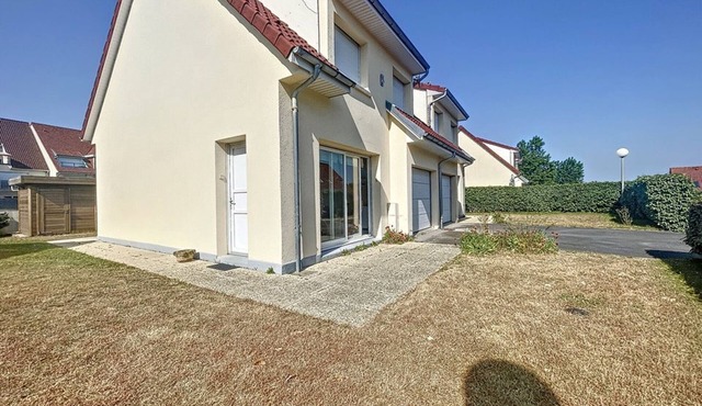 Cozy 3BR Pavilion Near Beach, Shops, Garden, and Free WiFi in Cucq-Stella Plage