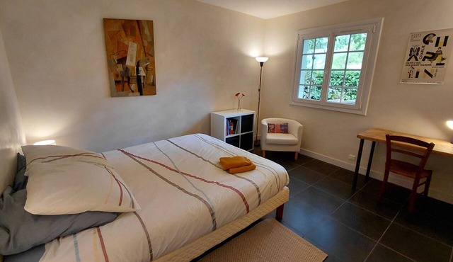 Cozy room, queen-size bed, private bathroom and toilet, ground floor. in La Chapelle sur Erdre