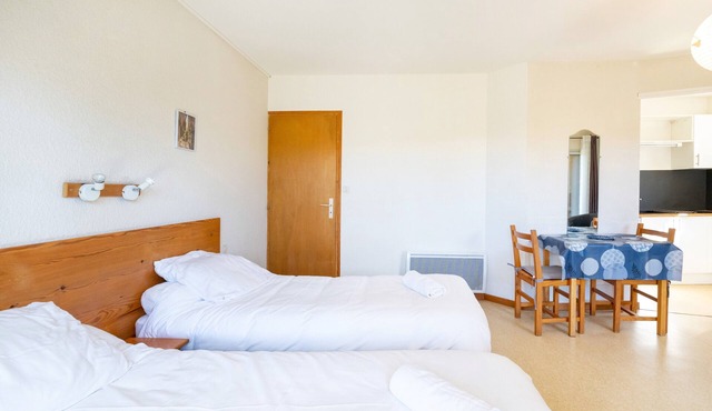 Cozy Studio with Private Terrace, Air Conditioning & Pool Table – Cazaubon in Cazaubon