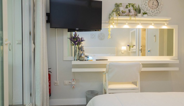 Cubo’s Poseidon Suites 3 & Pool for Adults/room/air conditioning/community pool/free wifi