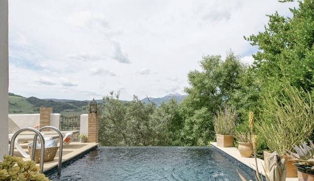 Dar Hajra, villa para couples with spectacular views of the Sierra de Grazalema in Montecorto