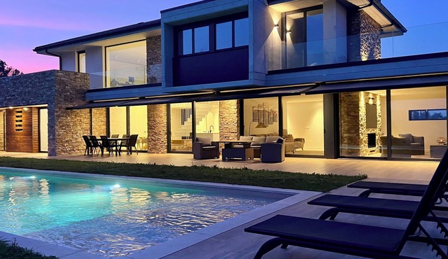 Designer villa 3 km from Pedreña - Stylish Host