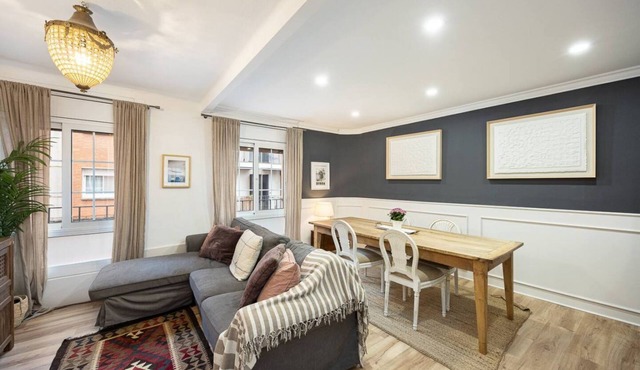 Discover a wonderful apartment just 20 minutes from Barcelona's vibrant city center. Thoughtfully renovated, this space blends the charm of vintage design with elegant contemporary details, evoking the magic of a golden era.