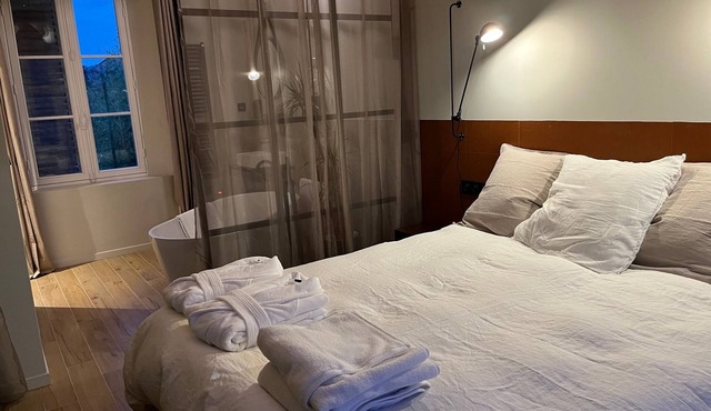 Double room with bathroom in Villers-Cotterêts