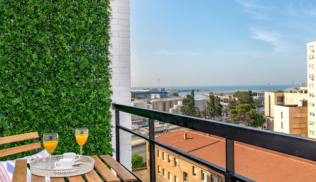Elegant 3-Bedroom Apartment in Central Málaga with Modern Amenities and Parking