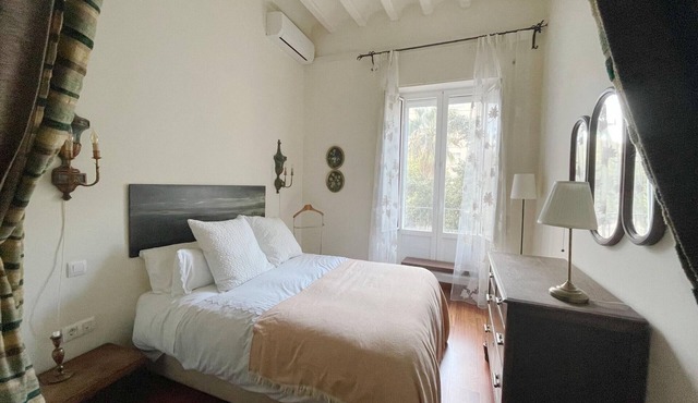 Elegant apartment with balconies, AC and parking in central Jerez