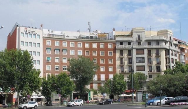 Elegant Family Apartment with Terrace Overlooking Eva Perón Park in Salamanca