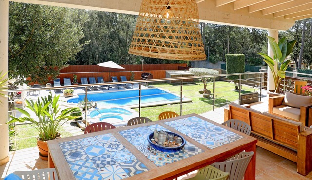 Elegant Family Villa with Private Pool, Jacuzzi, Spacious Garden & Games Area