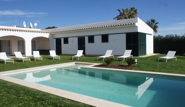 VILLA BINIMIGI - BEACHFRONT, 4 SUITES, WIFI, SATELLITE TV. VISTA MAR SOLARIUM