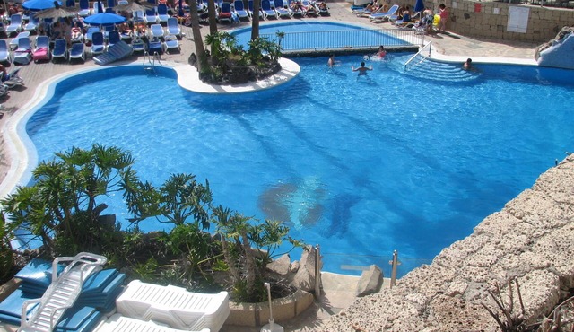 Beautiful apartment. 2 ch., sea view, south-facing terrace, swimming pool, the sea 5 minutes away.
