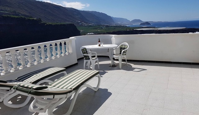 PENTHOUSE (new!) with huge roof terrace and close to the beach