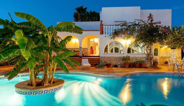 Beautiful villa Ramos in San Antonio Bay with BBQ and large pool