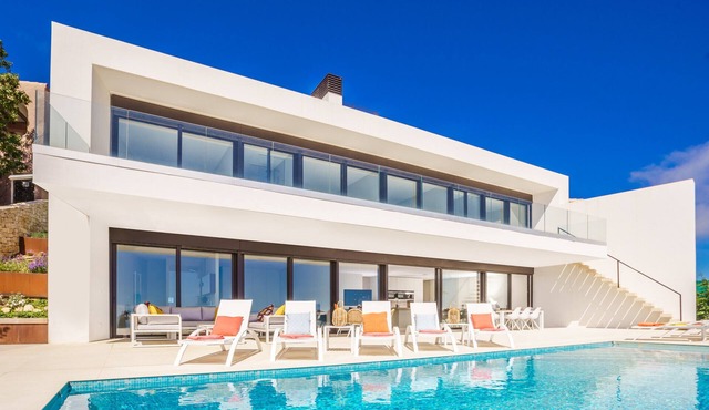 Exclusive 5 Bedroom with Sea Views