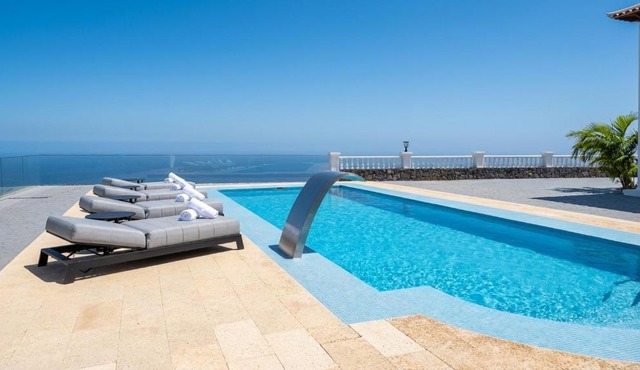 Exclusive Mountain Villa with Heated Pool & Stunning Ocean Views in Barranco Hondo