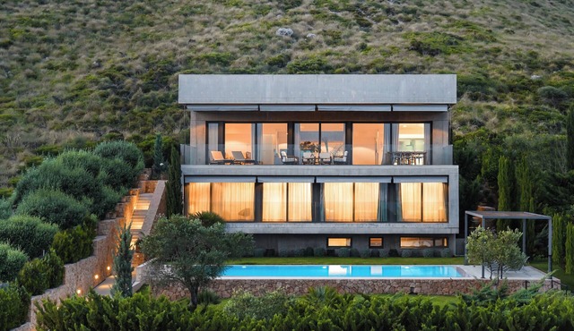 EXCLUSIVE VILLA WITH BREATHTAKING VIEWS OF THE BAY OF PUERTO POLLENSA