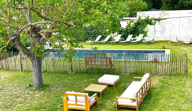 Family home in the heart of the village with a heated pool! Sleeps 13 in Chambray