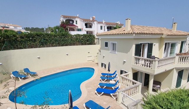 Family Villa with private pool, 4 en-suite bedrooms, sea view, fully equipped.