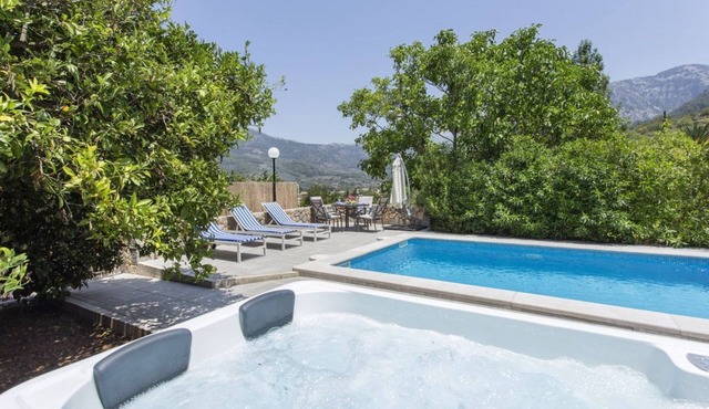 Fantastic Villa with Pool, Whirlpool, Terraces, Mountain View, Air Conditioning & Wi-Fi